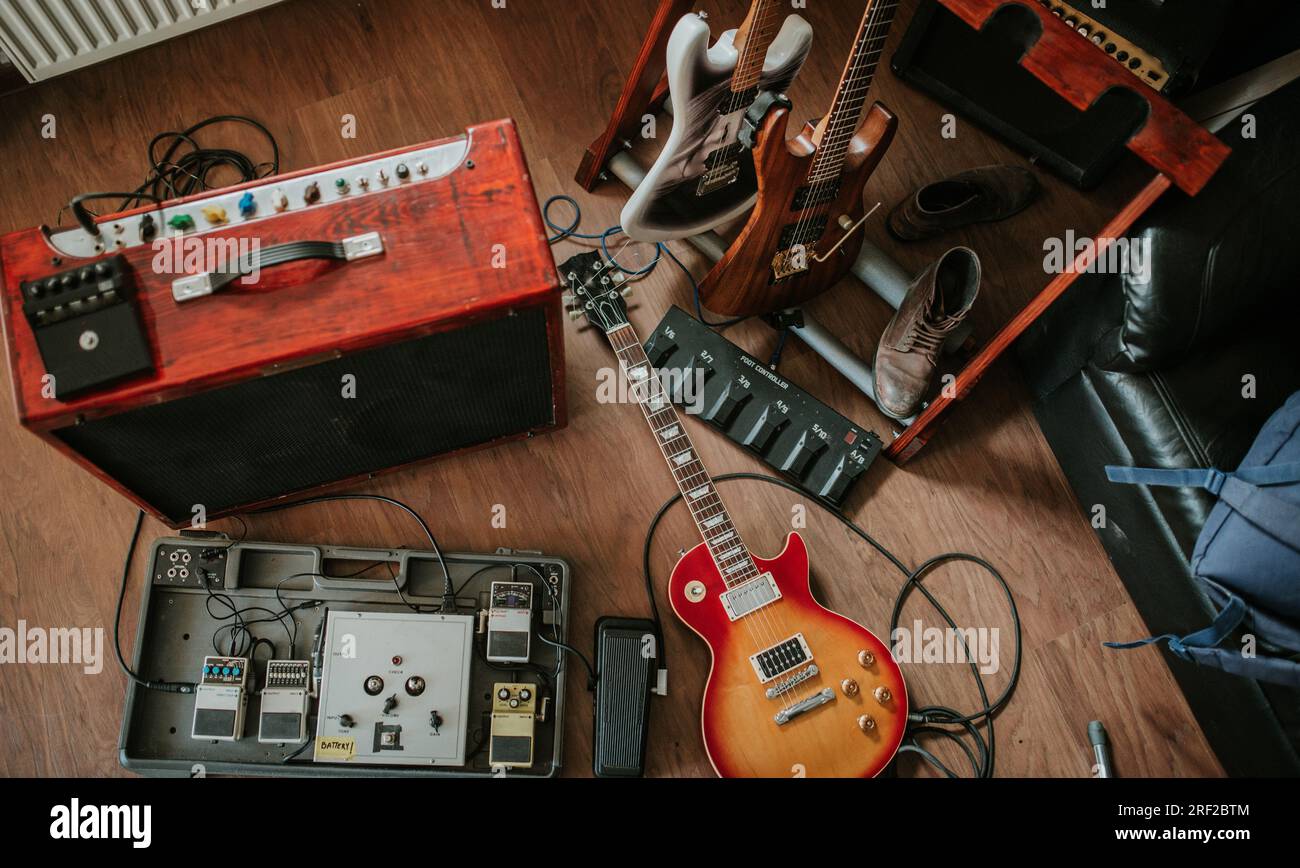 Kreatives Musikzimmer mit Instrumenten. Stockfoto