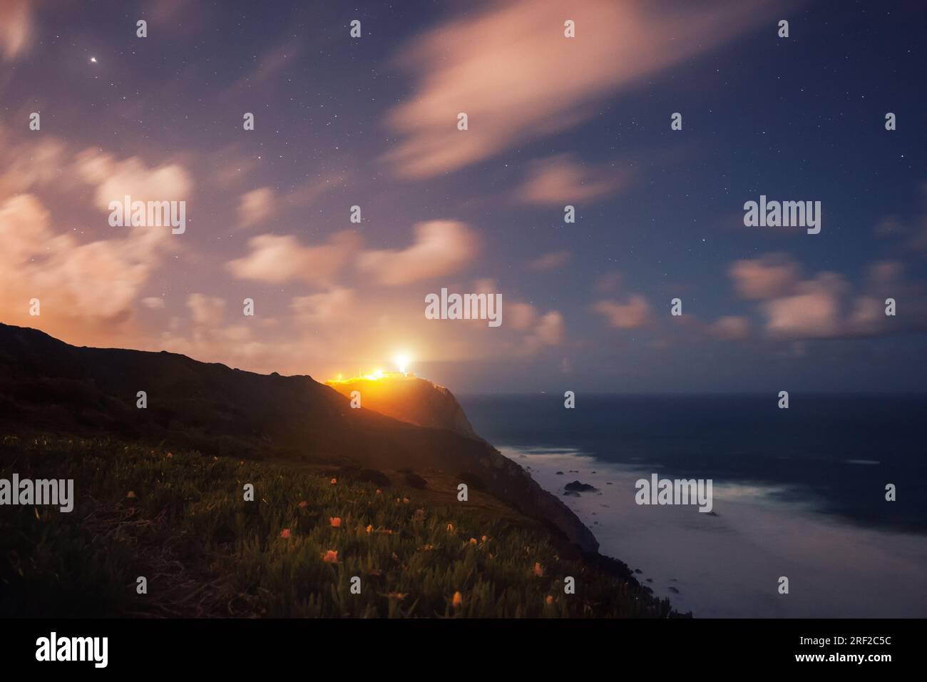 Der Leuchtturm von Cabo da Roca unter dem Sternenhimmel, Sintra, Portugal Stockfoto