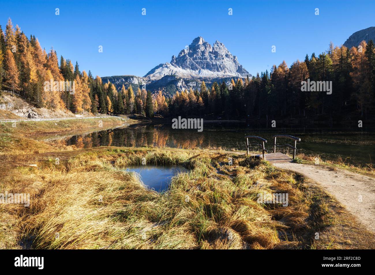Majestätische Landschaft des Sees Antorno mit dem berühmten Dolomiten-Gipfel des Tre Cime di Lavaredo im Hintergrund. Stockfoto