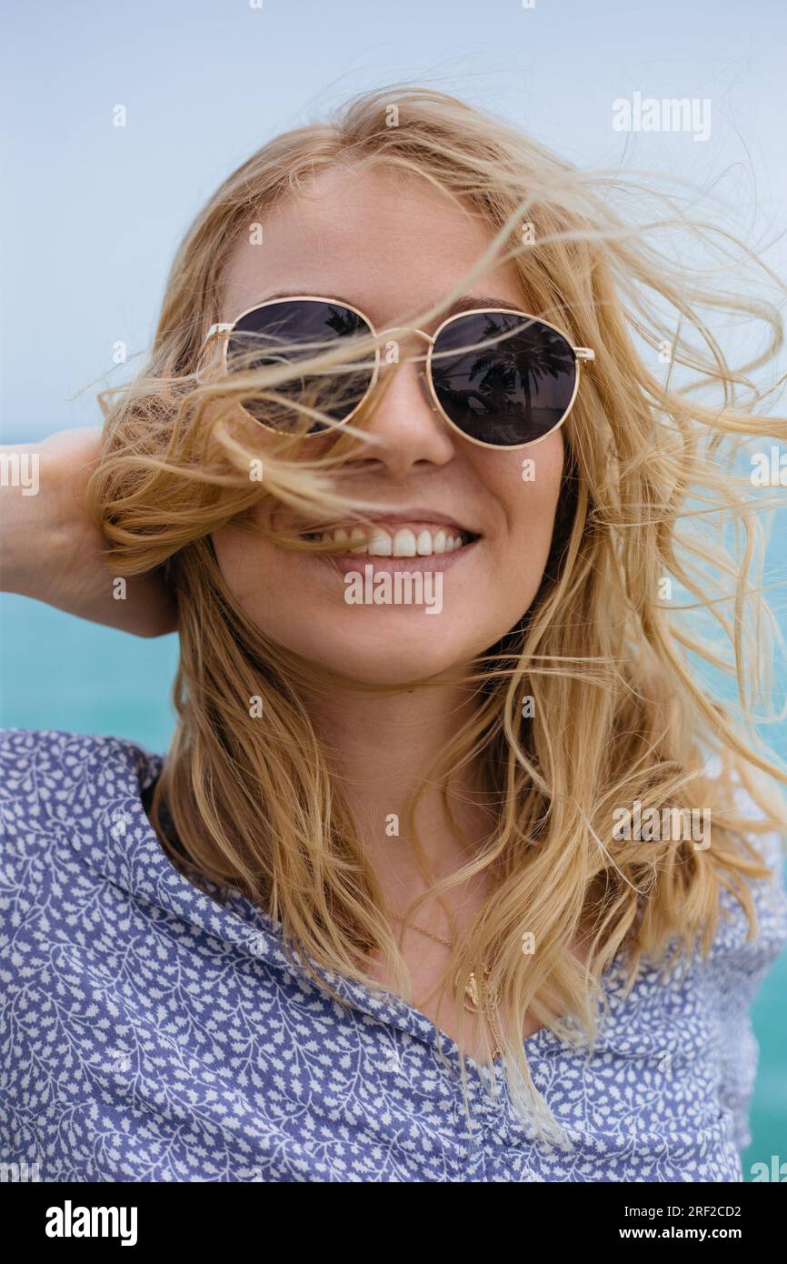 Nahaufnahme des Schönheitsporträts einer lächelnden jungen Frau Stockfoto