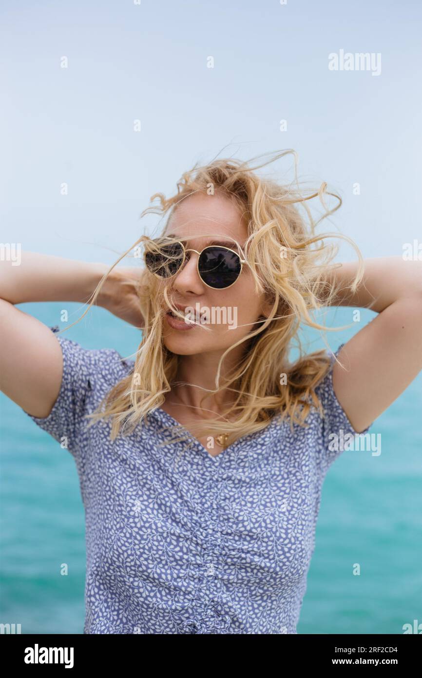 Nahaufnahme eines Porträts einer blonden Frau Stockfoto