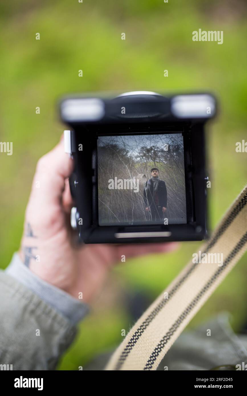Detailansicht der Filmkamera bei der Aufnahme eines Porträts Stockfoto