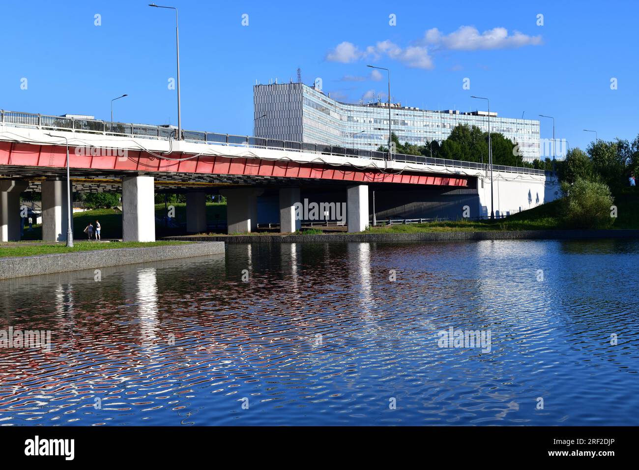 Automobilbrücke über den Fluss Skhodnya nach Zelenograd in Moskau, Russland Stockfoto