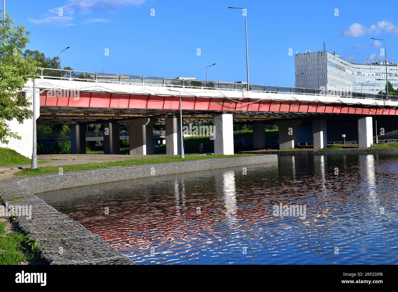 Automobilbrücke über den Fluss Skhodnya nach Zelenograd in Moskau, Russland Stockfoto