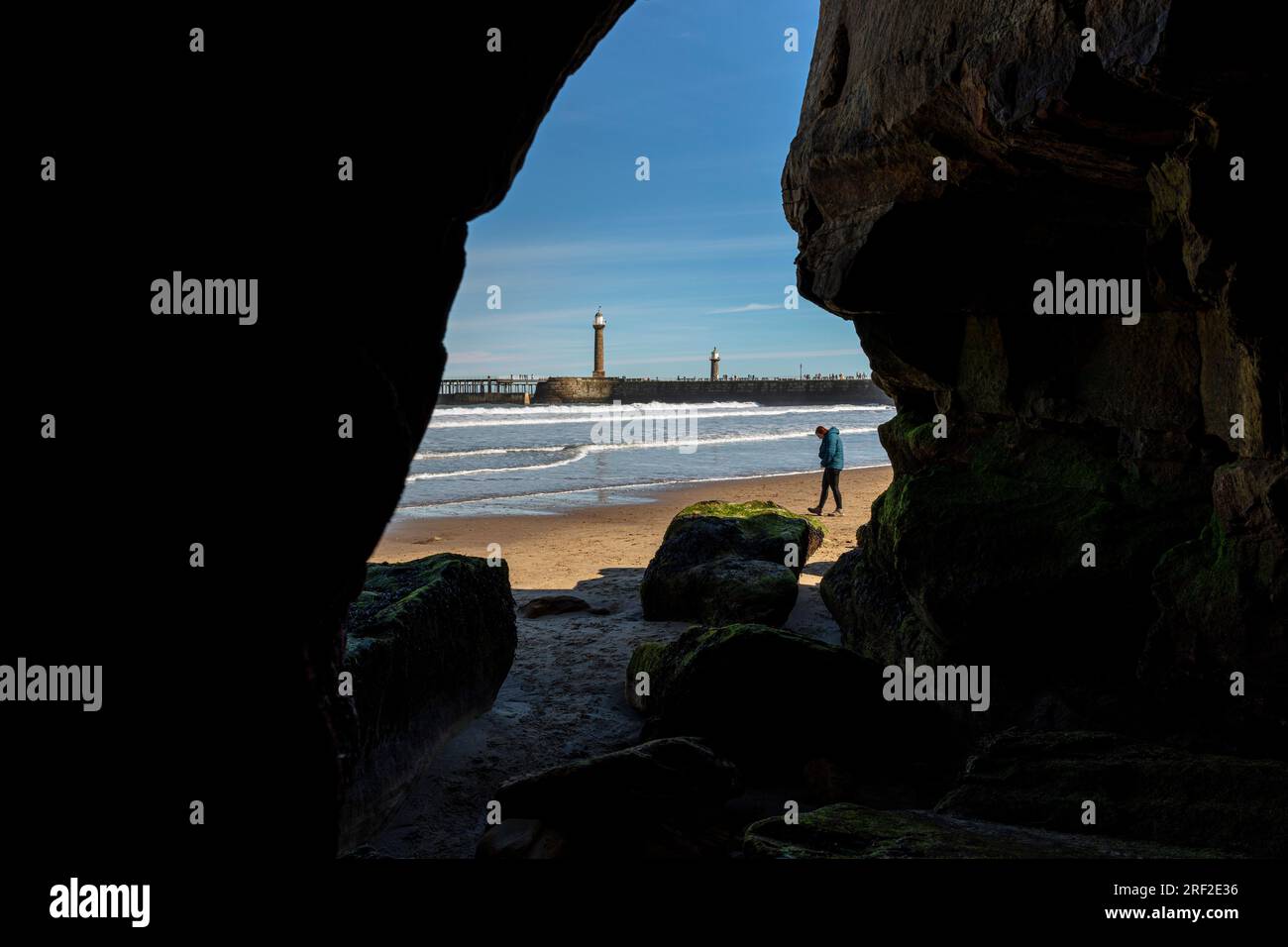 Whitby, Yorkshire, Großbritannien, England, Höhlen am Whitby Beach, Whitby Höhlen, Whitby Höhle, Whitby Pier von der Höhle, whitby Pier, Whitby Beach, Strand, Höhle Stockfoto