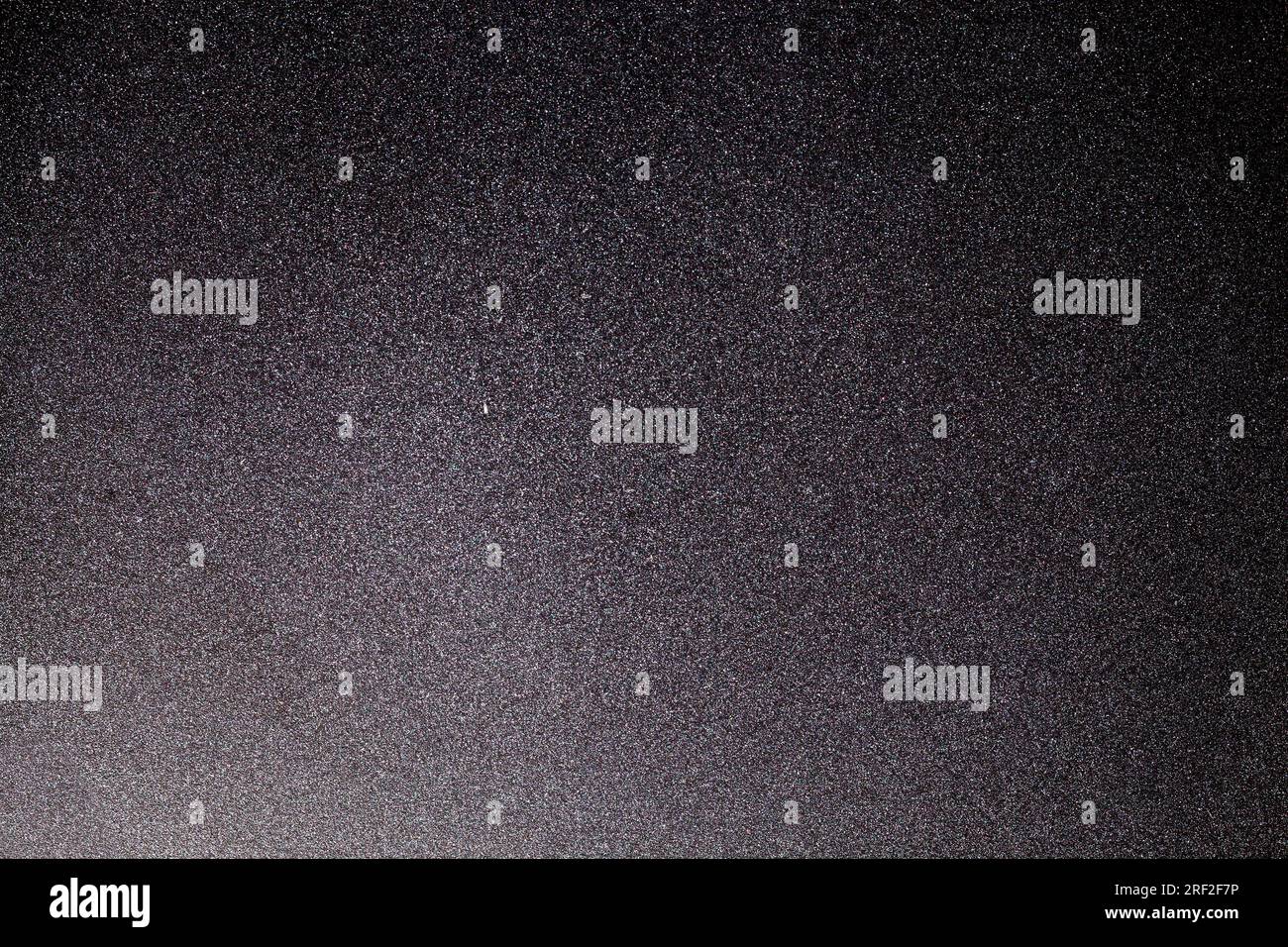 Die antihaftbeschichtete Oberfläche der Pfanne ist für schnelles und einfaches Kochen ausgelegt. Die schwarze Oberfläche ist modern und schützt die Speisen vor dem Verbrennen, sodass Sie weniger verwenden müssen Stockfoto