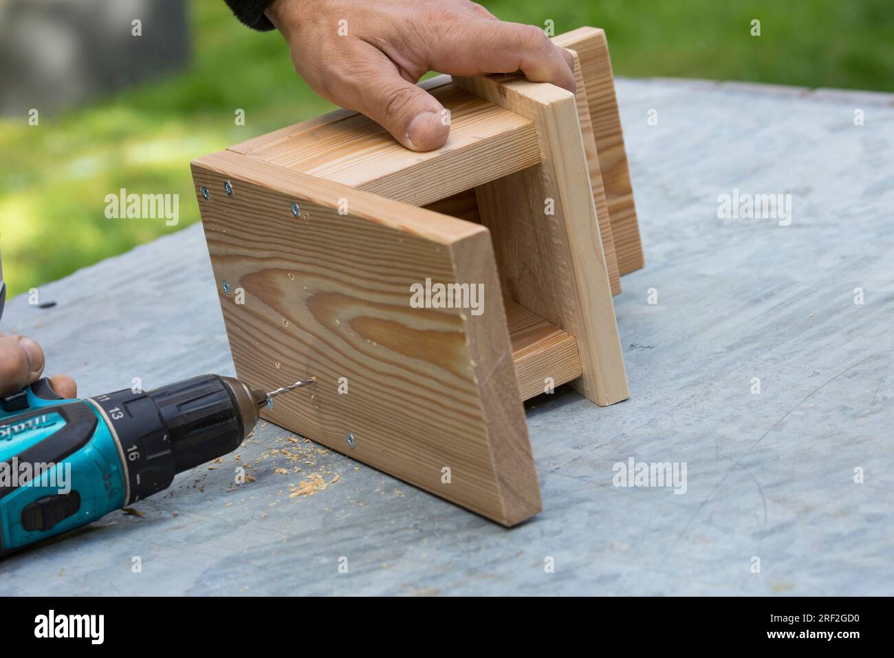 Anfertigung eines Zuführers für Eichhörnchen, Schritt 8: Löcher werden gebohrt, um Schimmel zu verhindern, Serienbild 8/13 Stockfoto