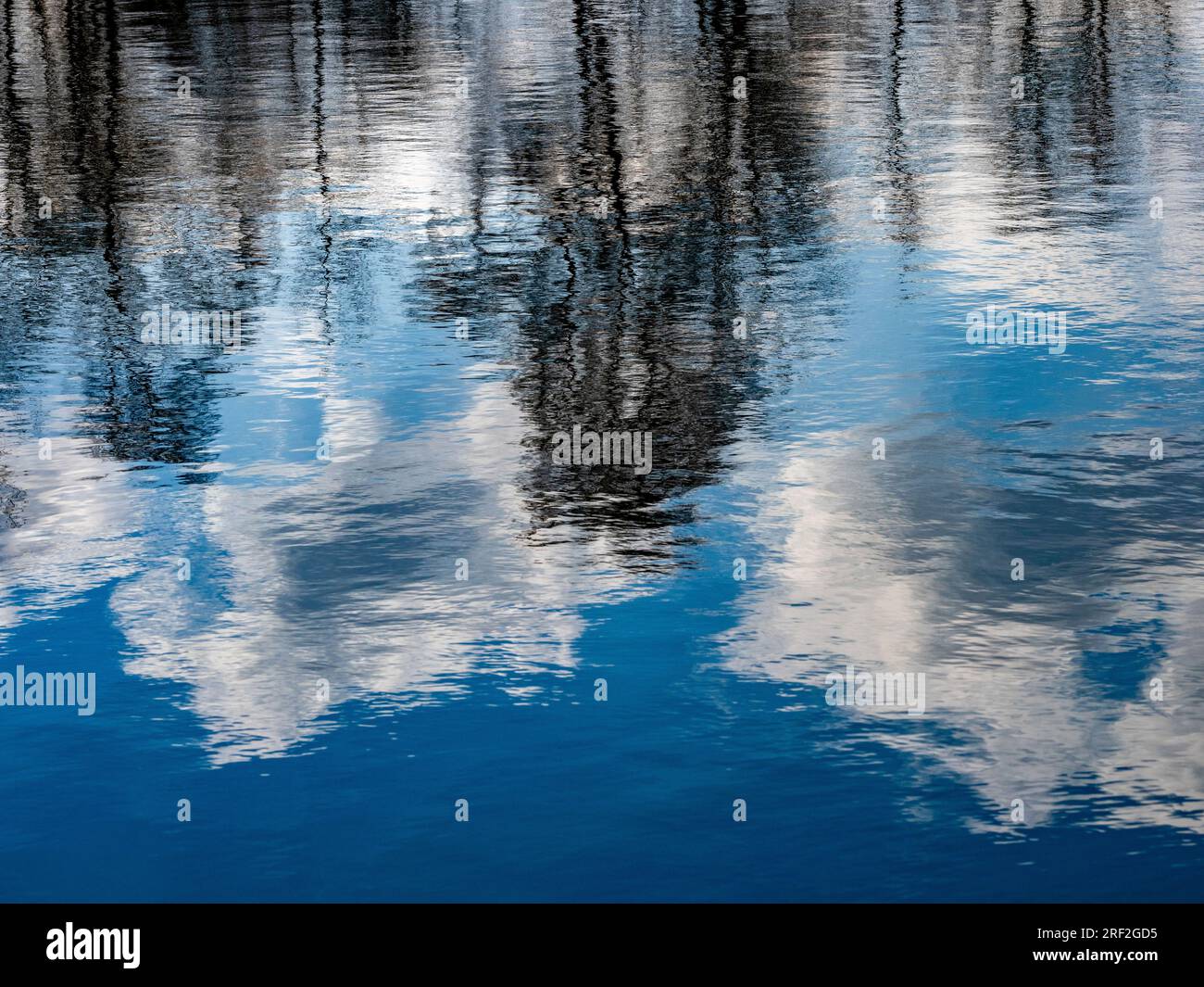 Bäume und Wolken, die sich im Wasser der Kiesgrube Denstorf, Deutschland, Niedersachsen, Brunswick spiegeln Stockfoto