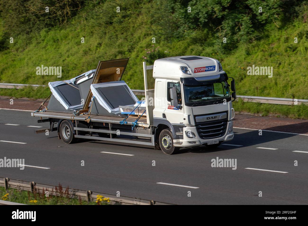 Stormking Plastics Ltd, Specialist Building Products DAF CF fährt mit hoher Geschwindigkeit auf der Autobahn M6 im Großraum Manchester, Großbritannien Stockfoto