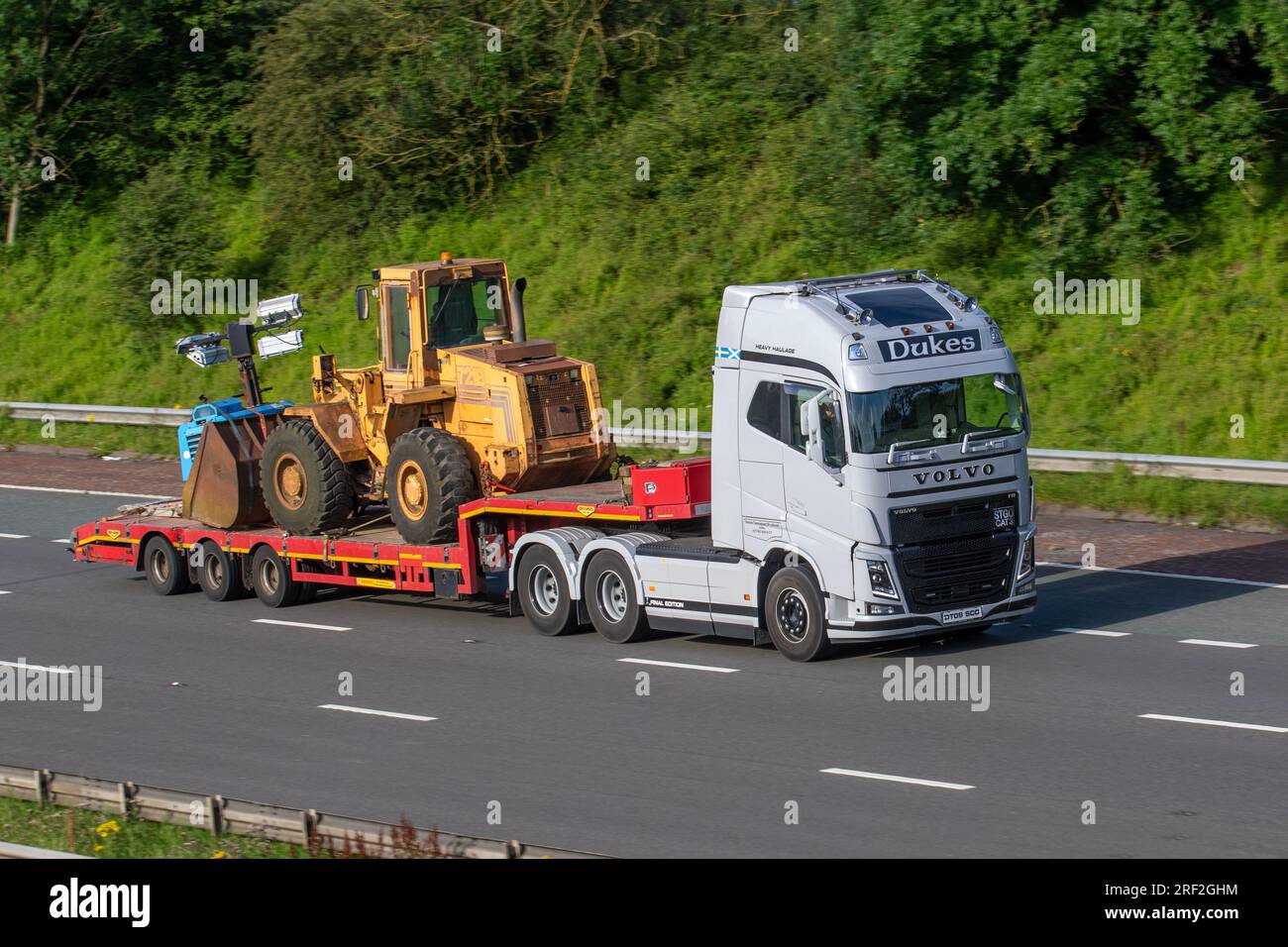 Dukes Transport Scotland Volvo Final Edition HGV Tractor Unit & Broshuis Anhänger mit altem 1982 Liebherr PR 721 B-M Bulldozer; Fahrt auf der Autobahn M6 im Großraum Manchester, Großbritannien Stockfoto