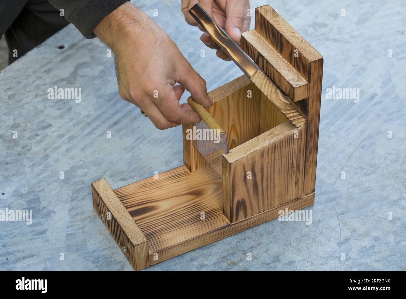 Herstellung einer Zuführung für Eichhörnchen, Schritt 11: Plexiglasabschirmung ist fest, Serienbild 11/13 Stockfoto