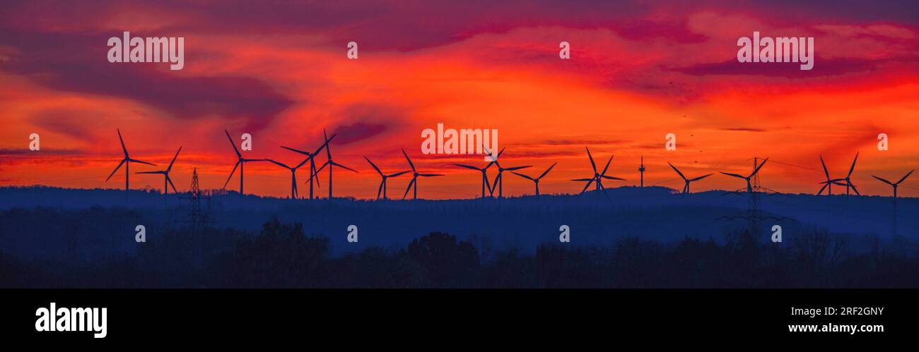 windpark bei Sonnenuntergang, Deutschland, Niedersachsen, Salzgitter Stockfoto