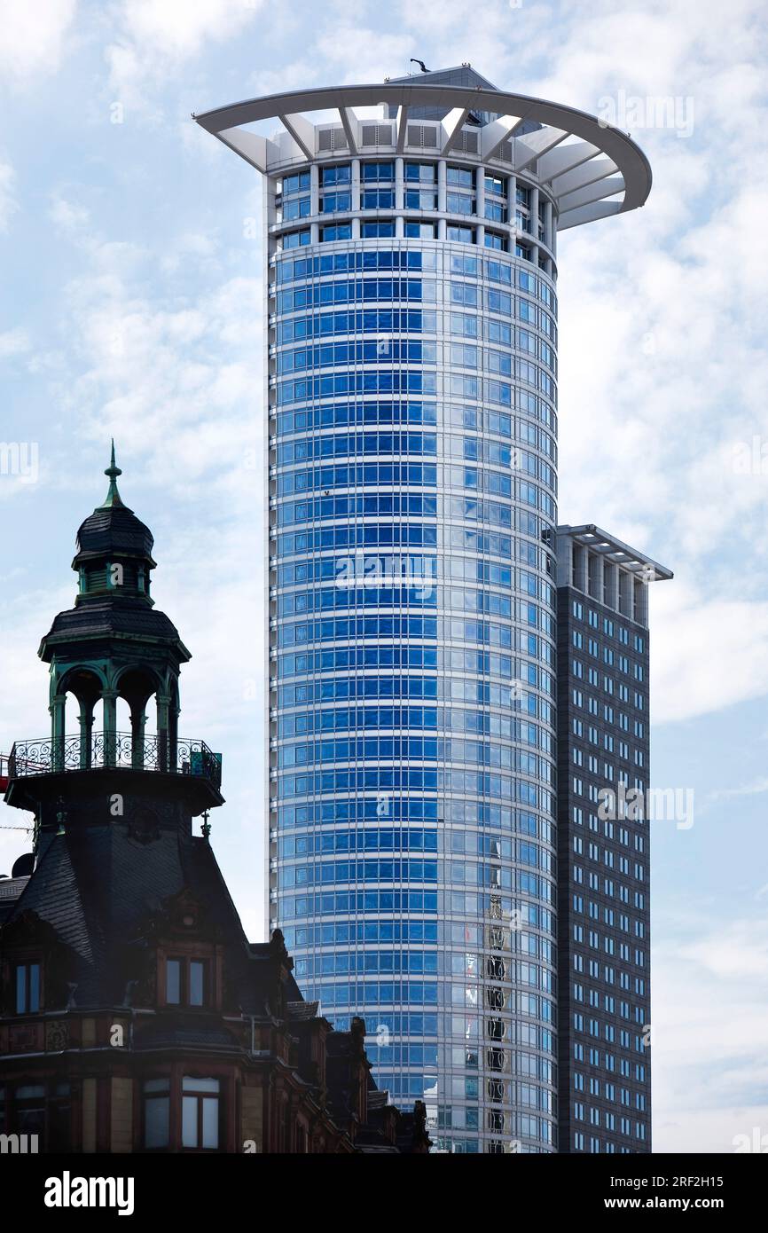 Architektonischer Kontrast im Westend, DZ Bank Hochhaus, Westend 1, Deutschland, Hessen, Frankfurt am Main Stockfoto