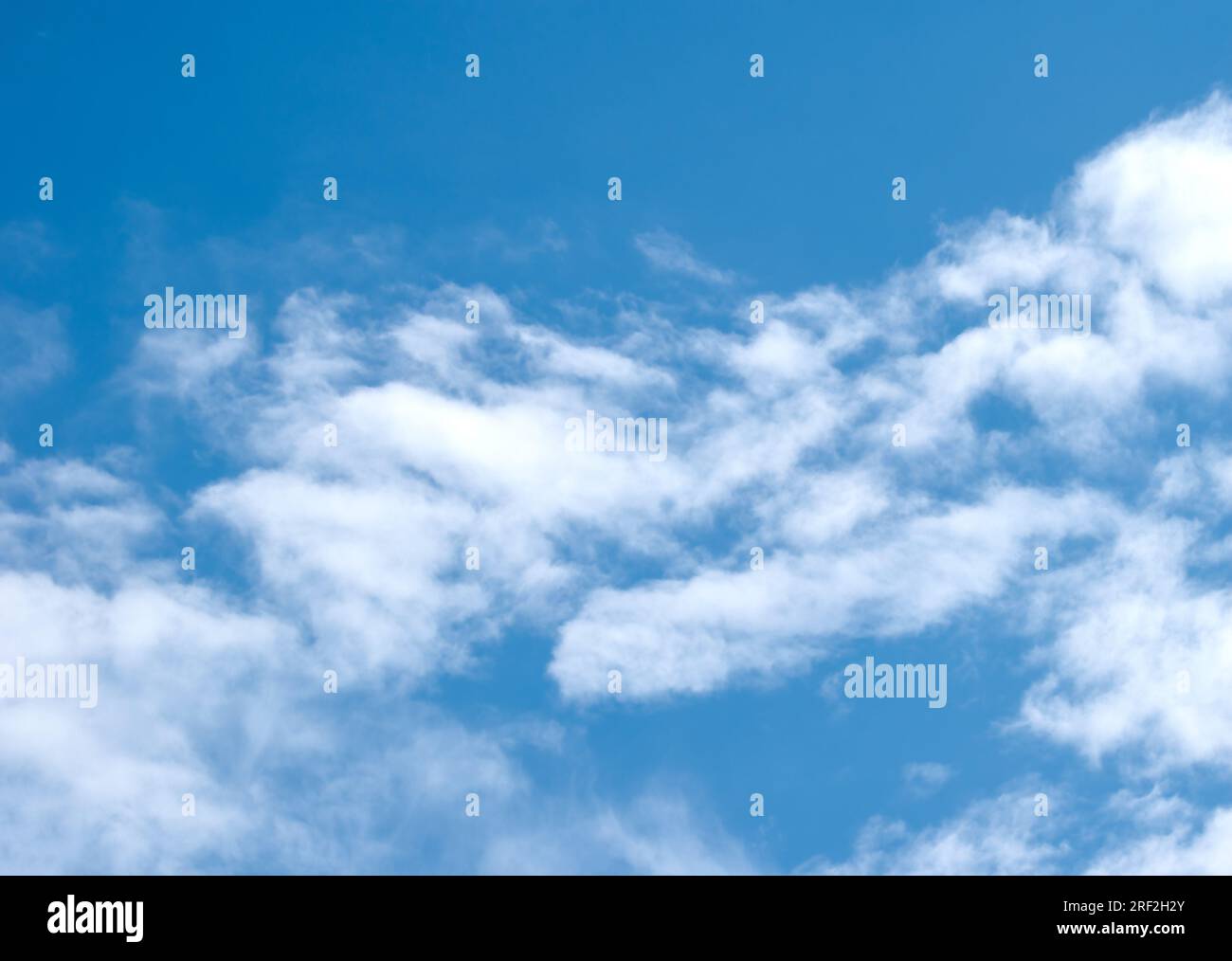 Landschaft mit klarem blauen Himmel und weißen Wolken Stockfoto