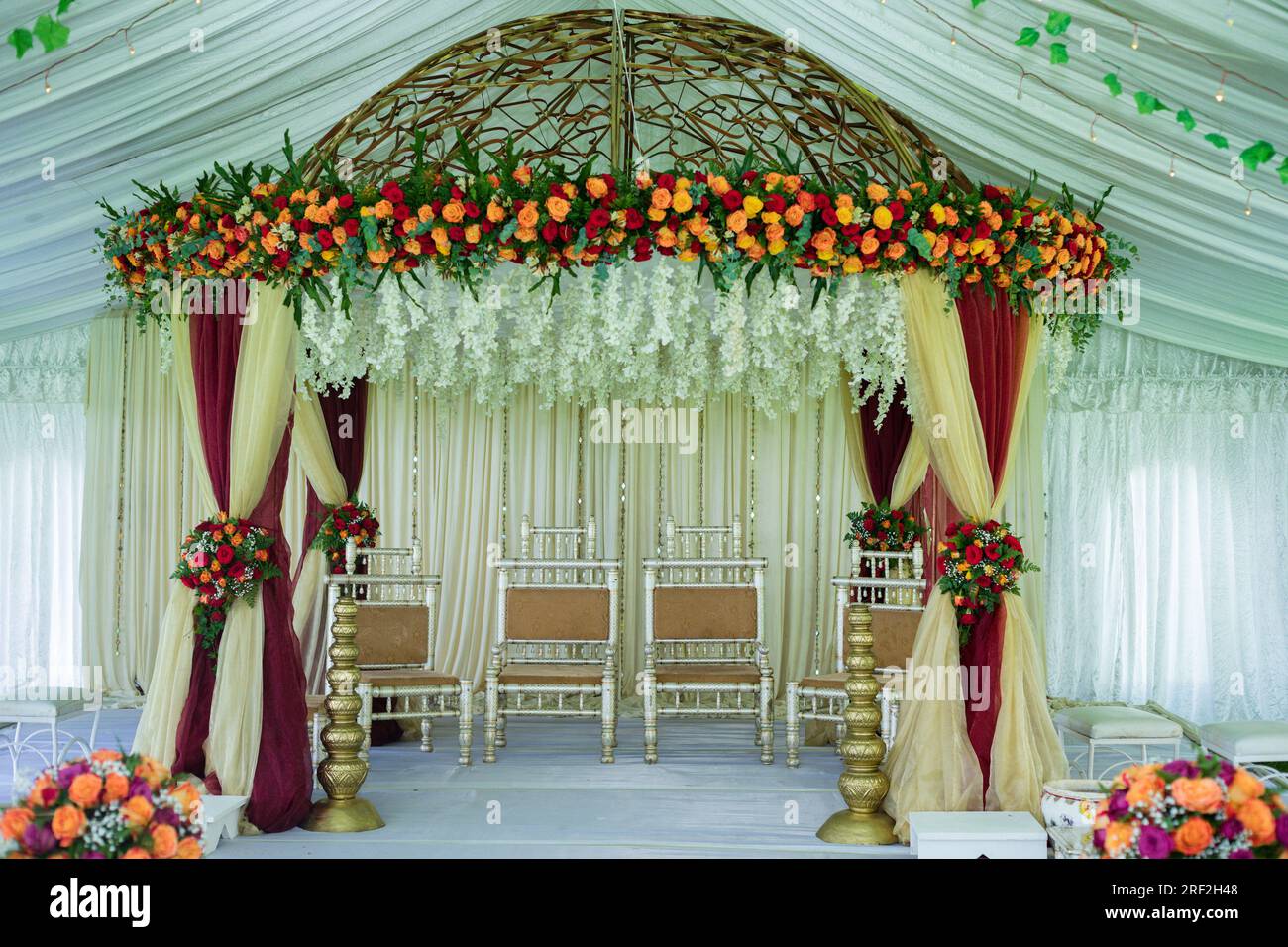 Kenianische Hochzeiten Fotografen von Antony Trivet Hochzeiten Empfang Zeremonie Dekoration Einrichtung Hochzeitsdekorationen sind wunderschön und atemberaubend im Freien Stockfoto