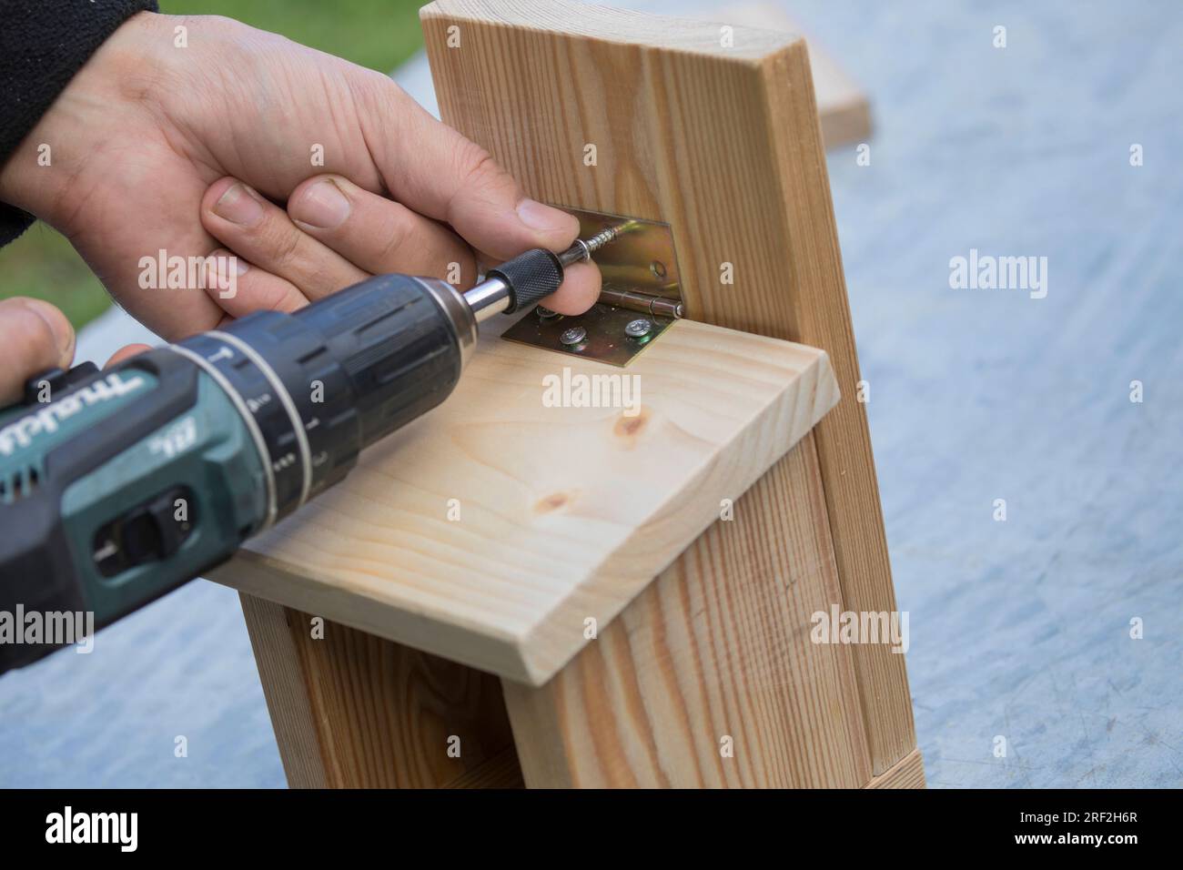 Anfertigung eines Zuführers für Eichhörnchen, Schritt 6: Dach ist fest, Serienbild 6/13 Stockfoto