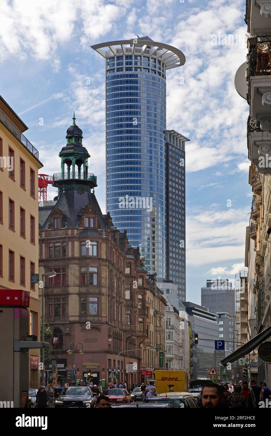 Architektonischer Kontrast im Westend, DZ Bank Hochhaus, Westend 1, Deutschland, Hessen, Frankfurt am Main Stockfoto