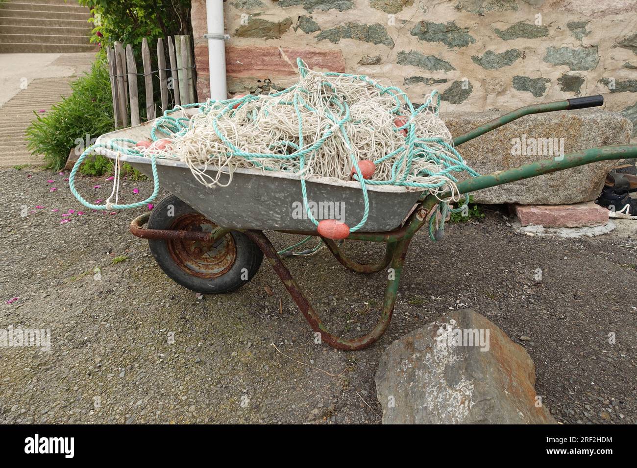 Fischernetze in einer Schubkarre, Frankreich, Bretagne Stockfoto