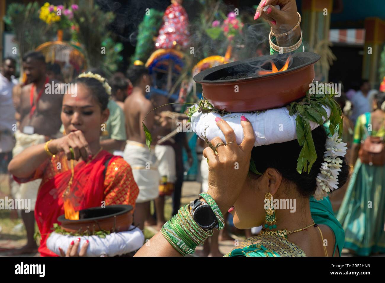 Eine Hindu-Frau trägt eine Feuerschüssel auf dem Kopf während der großen Prozession Theer, Sri Kamadchi Ampal Temple Festival, Deutschland, Nordrhein-Westfalen, Stockfoto