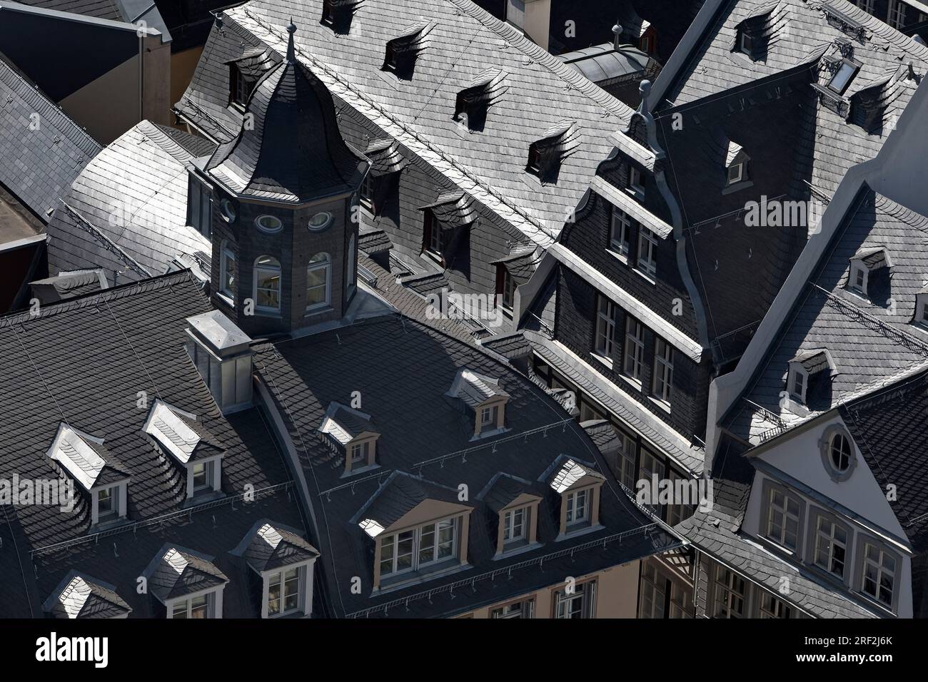 Blick auf Schieferdächer in der Altstadt, Deutschland, Hessen, Frankfurt am Main Stockfoto