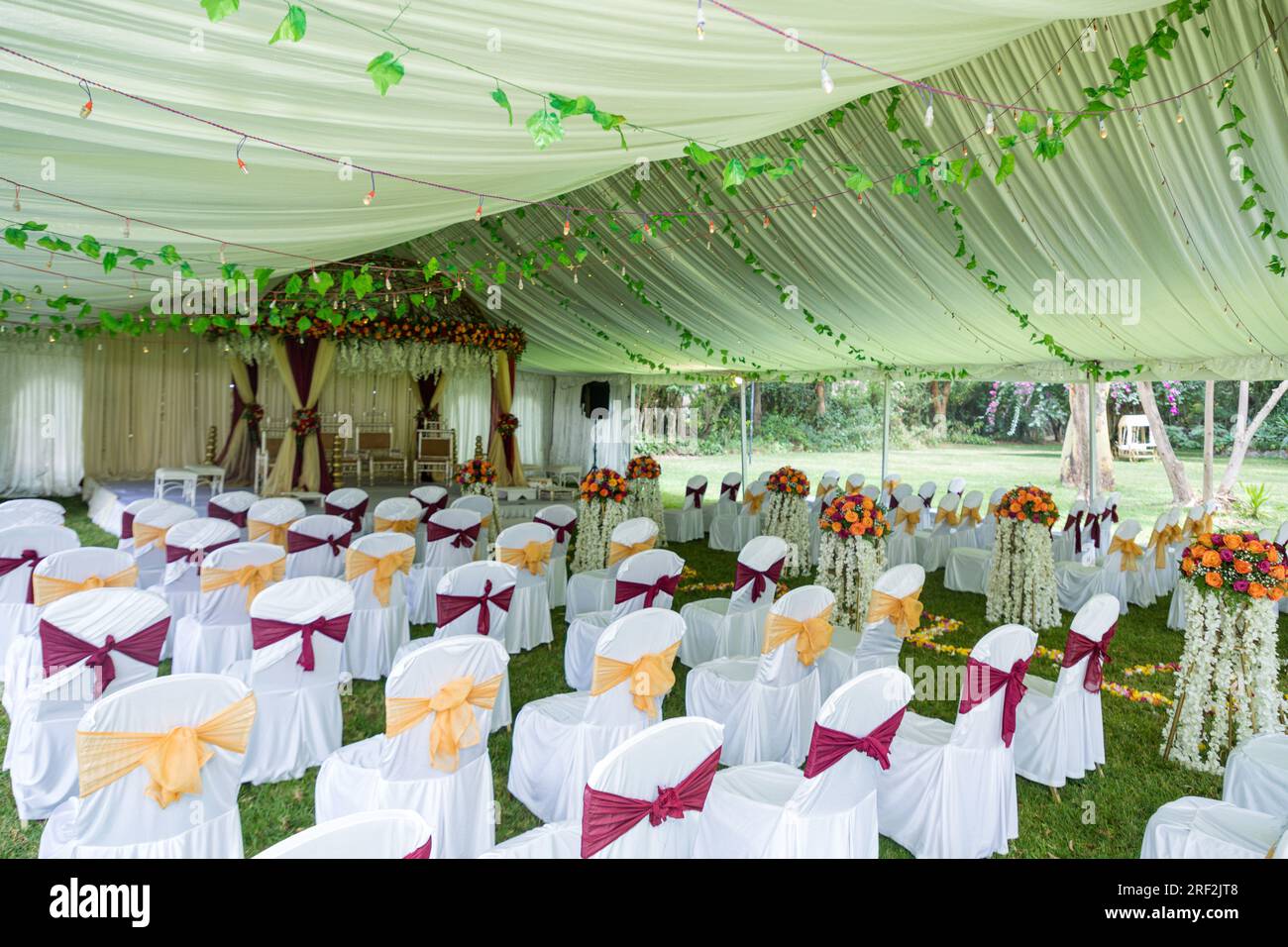 Kenianische Hochzeiten Fotografen von Antony Trivet Hochzeiten Empfang Zeremonie Dekoration Einrichtung Hochzeitsdekorationen sind wunderschön und atemberaubend im Freien Stockfoto