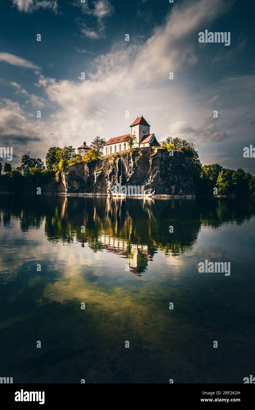 Denkmalgeschützte Kirche auf einem Felsen mit einem See und viel Natur Stockfoto