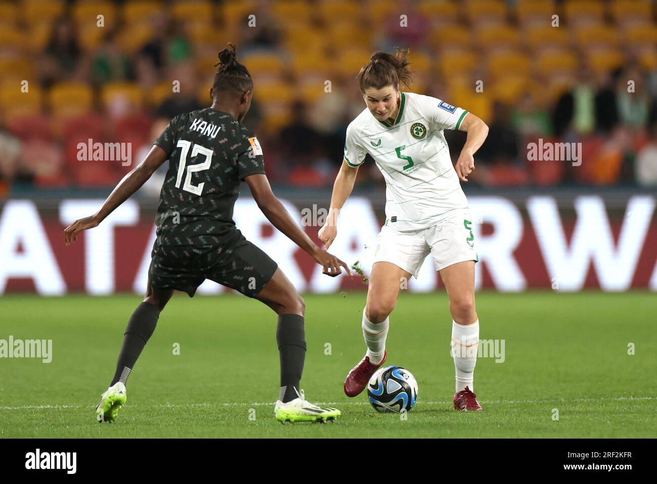 Niamh Fahey aus Irland (rechts) und Uchenna Kanu aus Nigeria kämpfen ...