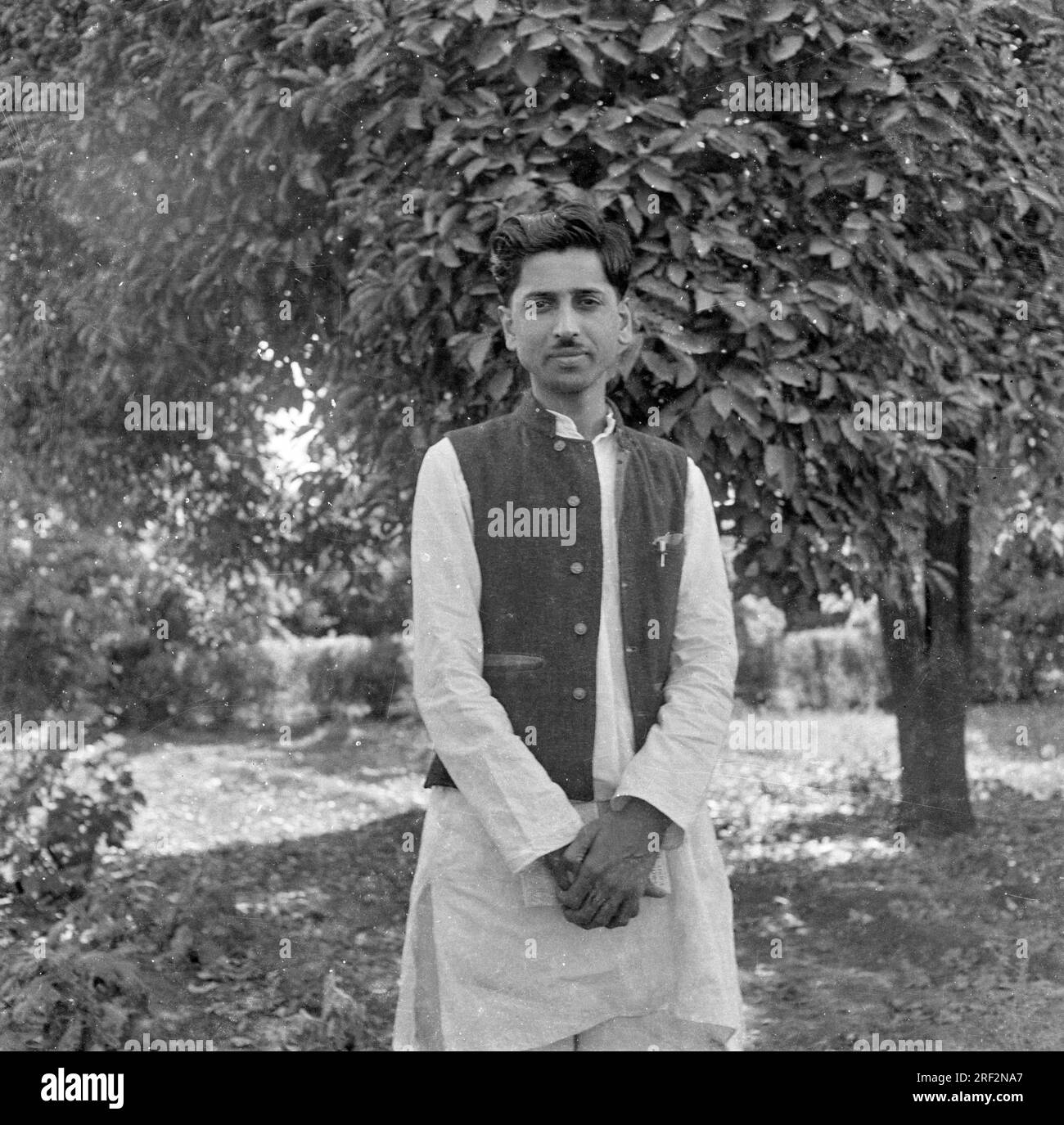 Altes, 1900er Jahre altes Schwarz-Weiß-Bild eines indischen Mannes mit Kurta Nehru Jacke India 1940er Stockfoto