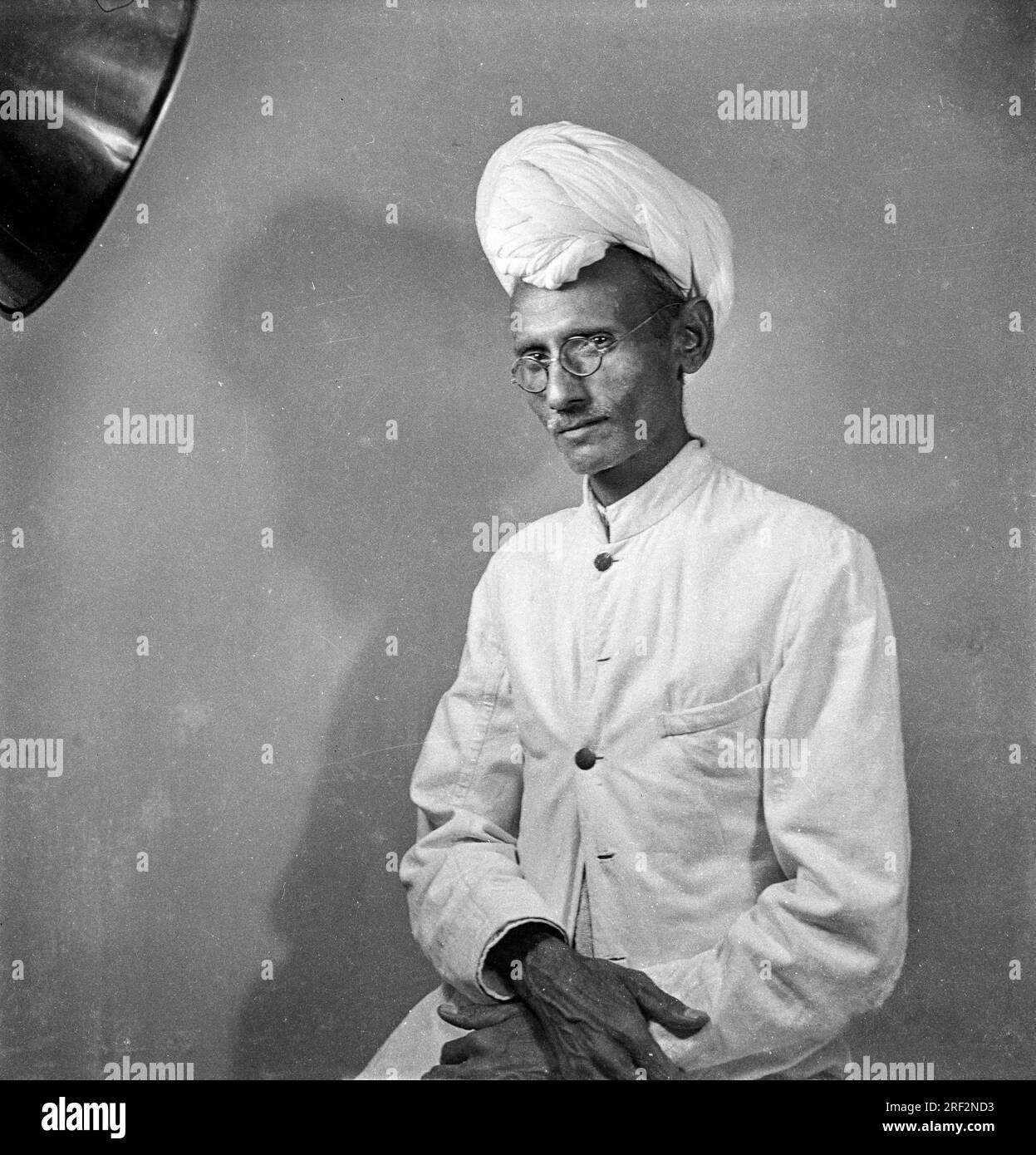 Altes Schwarz-Weiß-Bild aus dem Jahr 1900er mit einem indischen Studioporträt mit Jacke Turban India 1940er Stockfoto