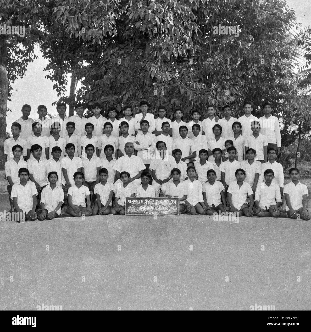 Altes Schwarzweißbild aus dem Jahr 1900er der indischen Schüler Kasturba School Kasturbadham Rajkot Gujarat India 1940er Stockfoto