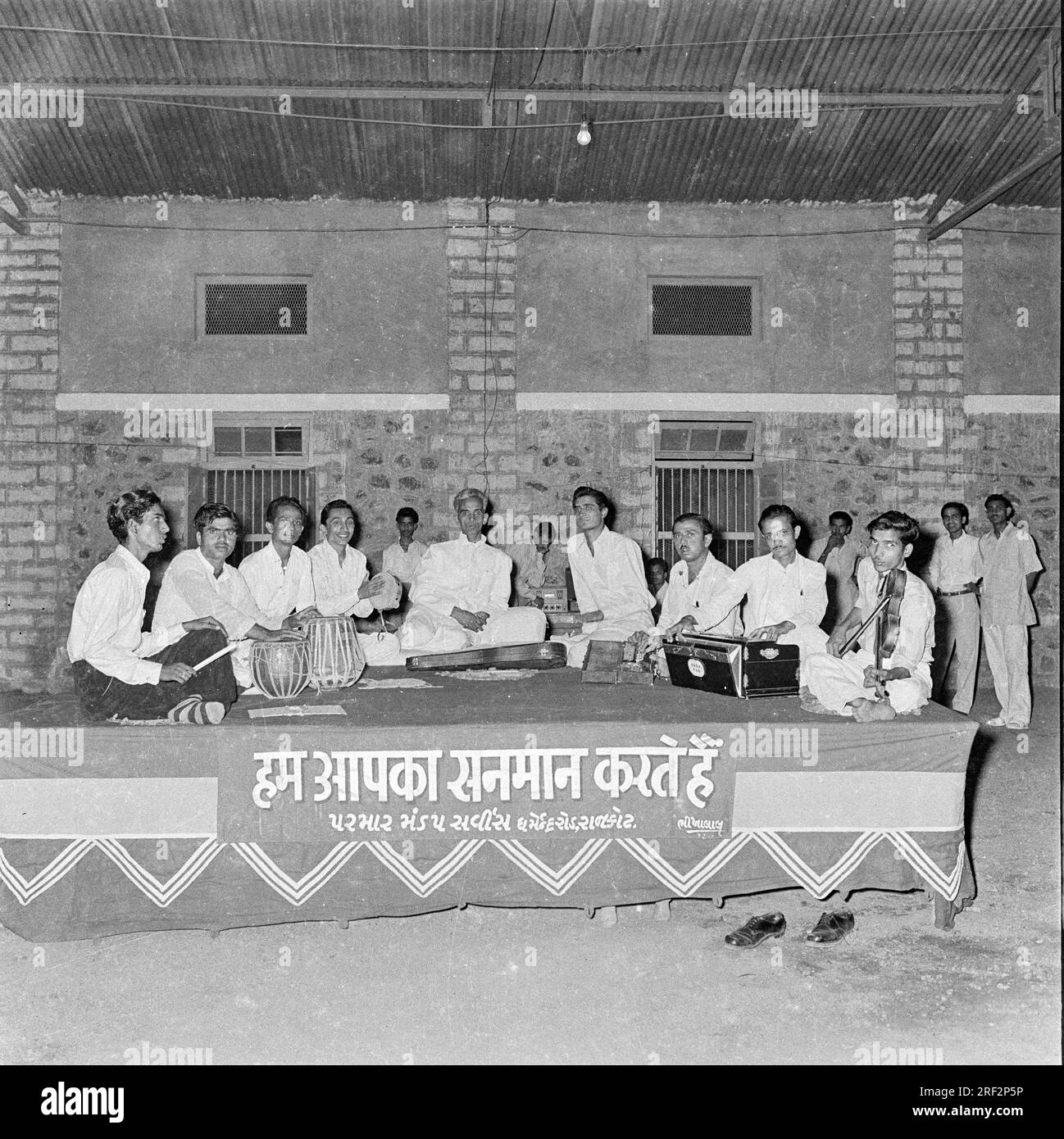 Altes, 1900er Jahre altes Schwarz-Weiß-Bild der indischen musikalischen Bühne zeigt Harmonium tabla India 1940er Stockfoto