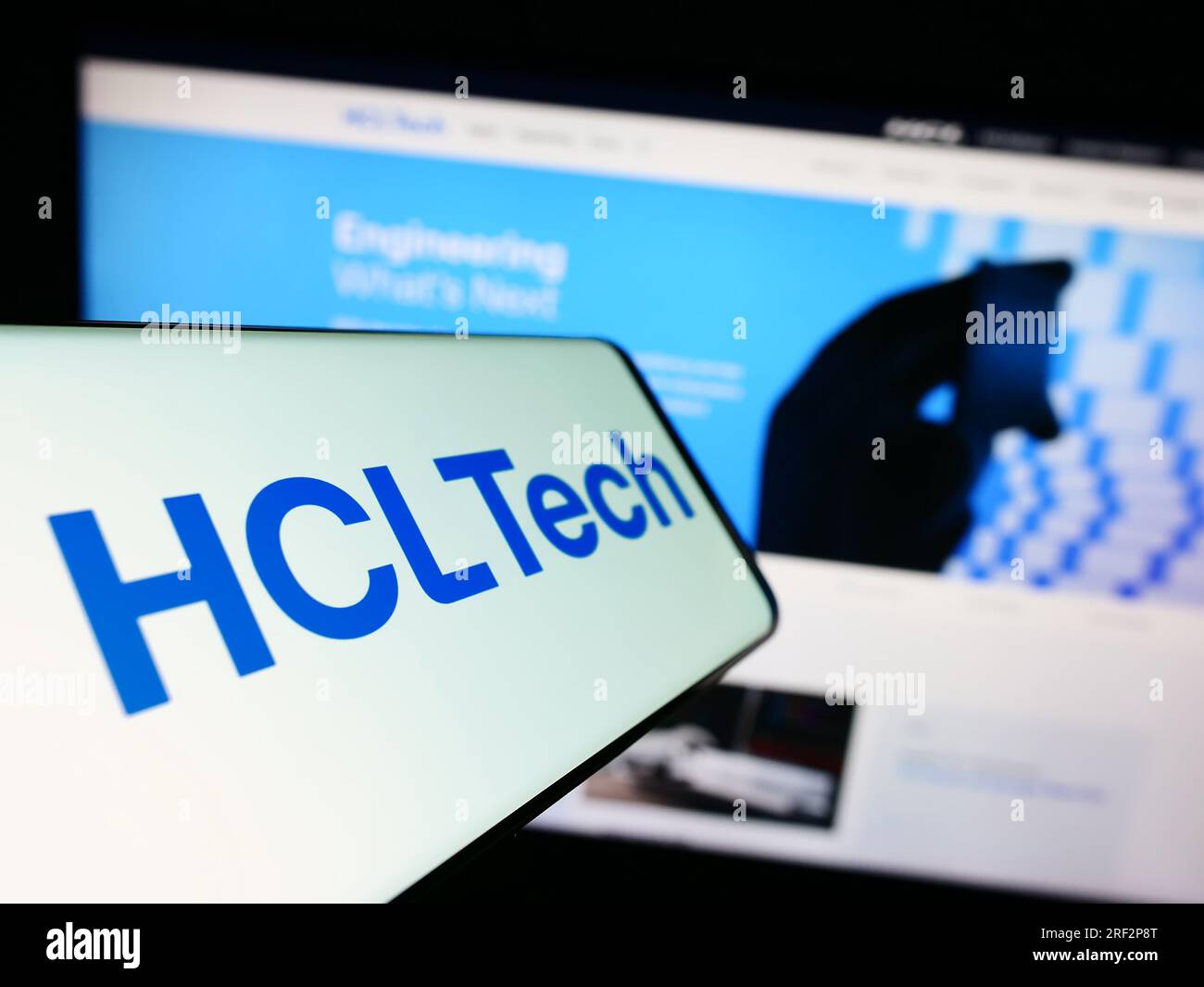 Handy mit Logo des indischen Unternehmens HCL Technologies Limited auf dem Bildschirm vor der Business-Website. Konzentrieren Sie sich auf die Mitte des Telefondisplays. Stockfoto