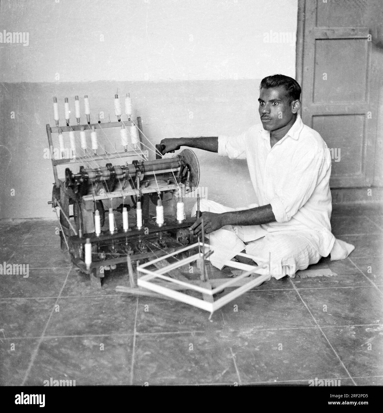 Altes Schwarzweißbild aus dem Jahr 1900er, indisches Baumwollgarn, manuelles Spinnen in Indien 1940er Stockfoto