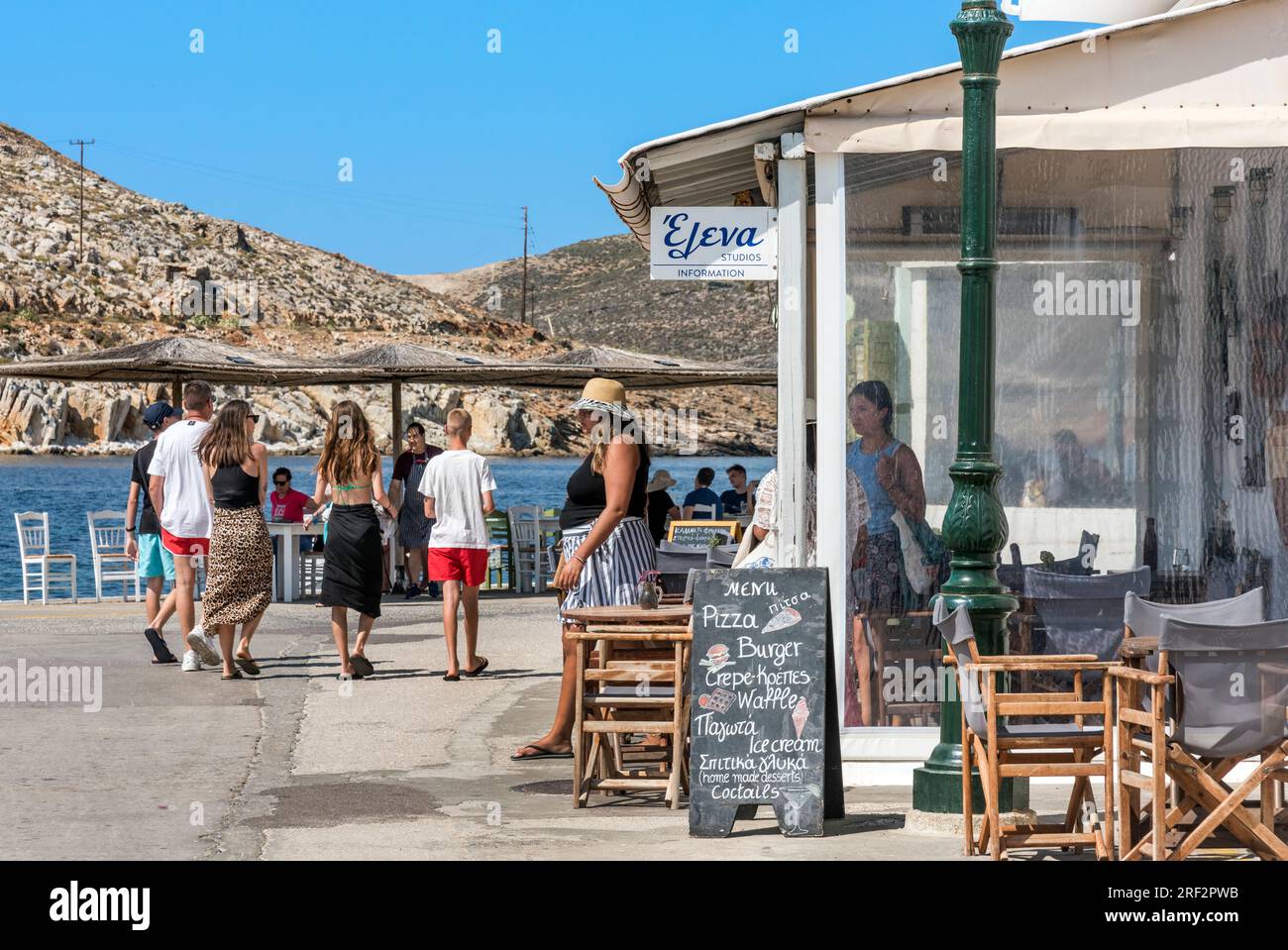 Taverna am Quayside, Panormos, Tinos. Stockfoto