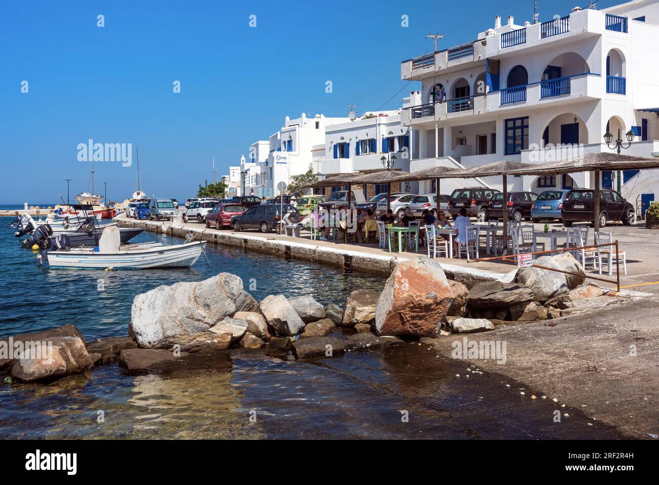Touristen essen im Waterfront Panormos, Tinos. Stockfoto
