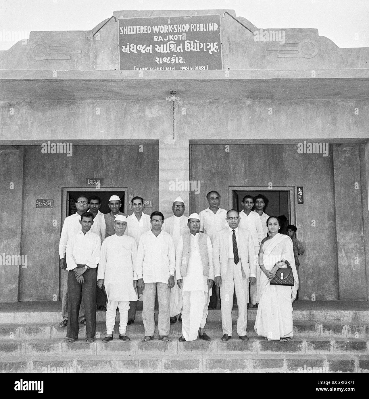 Altes Jahrgang-1900er-Bild des Standing Workshop für den blinden Rajkot Gujarat Indien Stockfoto