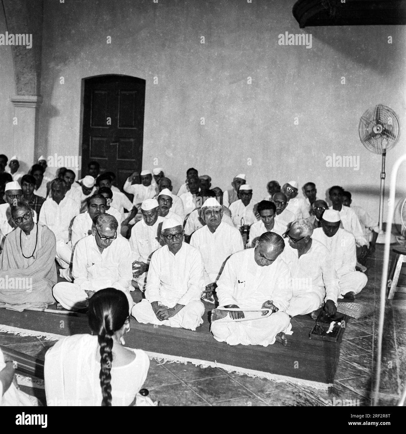 Altes Schwarzweißbild aus dem Jahr 1900er von Indianern, die sich treffen, um die Freiheitsbewegung Indien 1940er zu unterstützen Stockfoto
