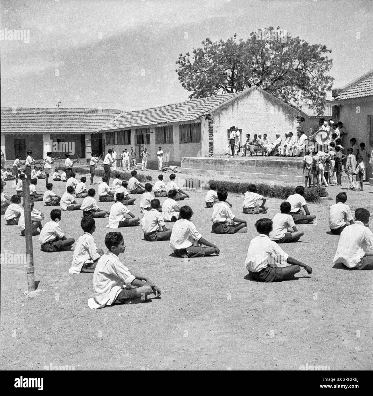 Altes Schwarz-Weiß-Bild aus dem Jahr 1900er von indischen Schulkindern, die die Versammlung Indien 1940er treffen Stockfoto
