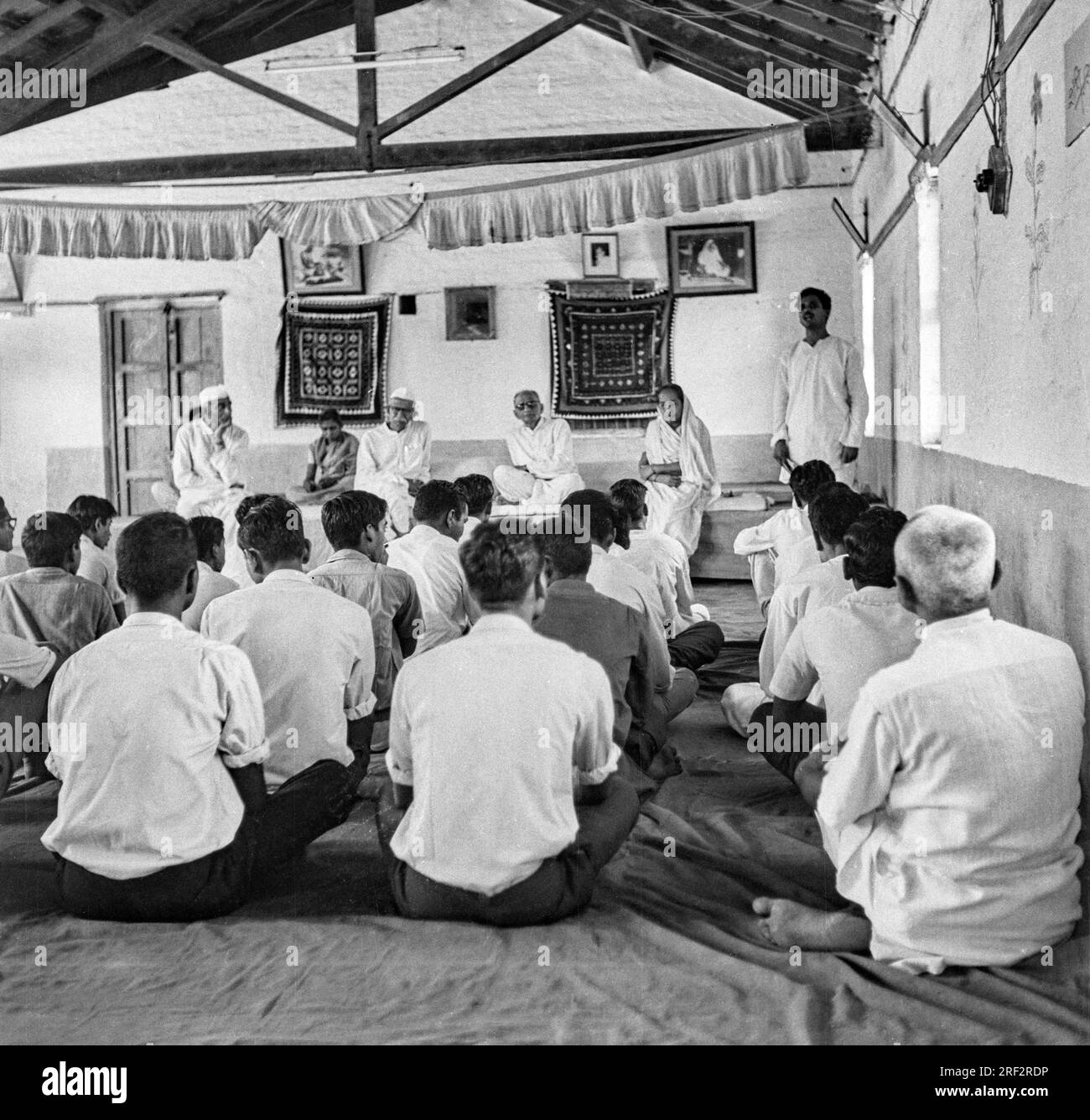 Altes Schwarzweißbild aus dem Jahr 1900er von Indianern, die sich nach dem Attentat auf Mahatma Gandhi in Indien 1948 trafen Stockfoto
