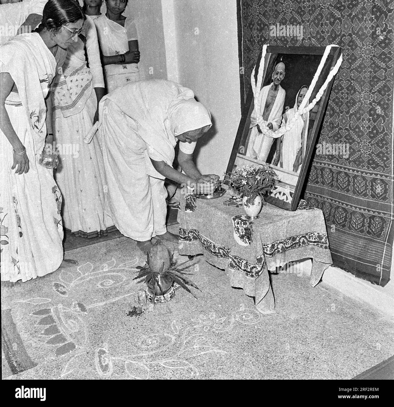 Altes Schwarzweißbild aus dem Jahr 1900er von Indianern, die sich nach dem Attentat auf Mahatma Gandhi in Indien 1948 trafen Stockfoto
