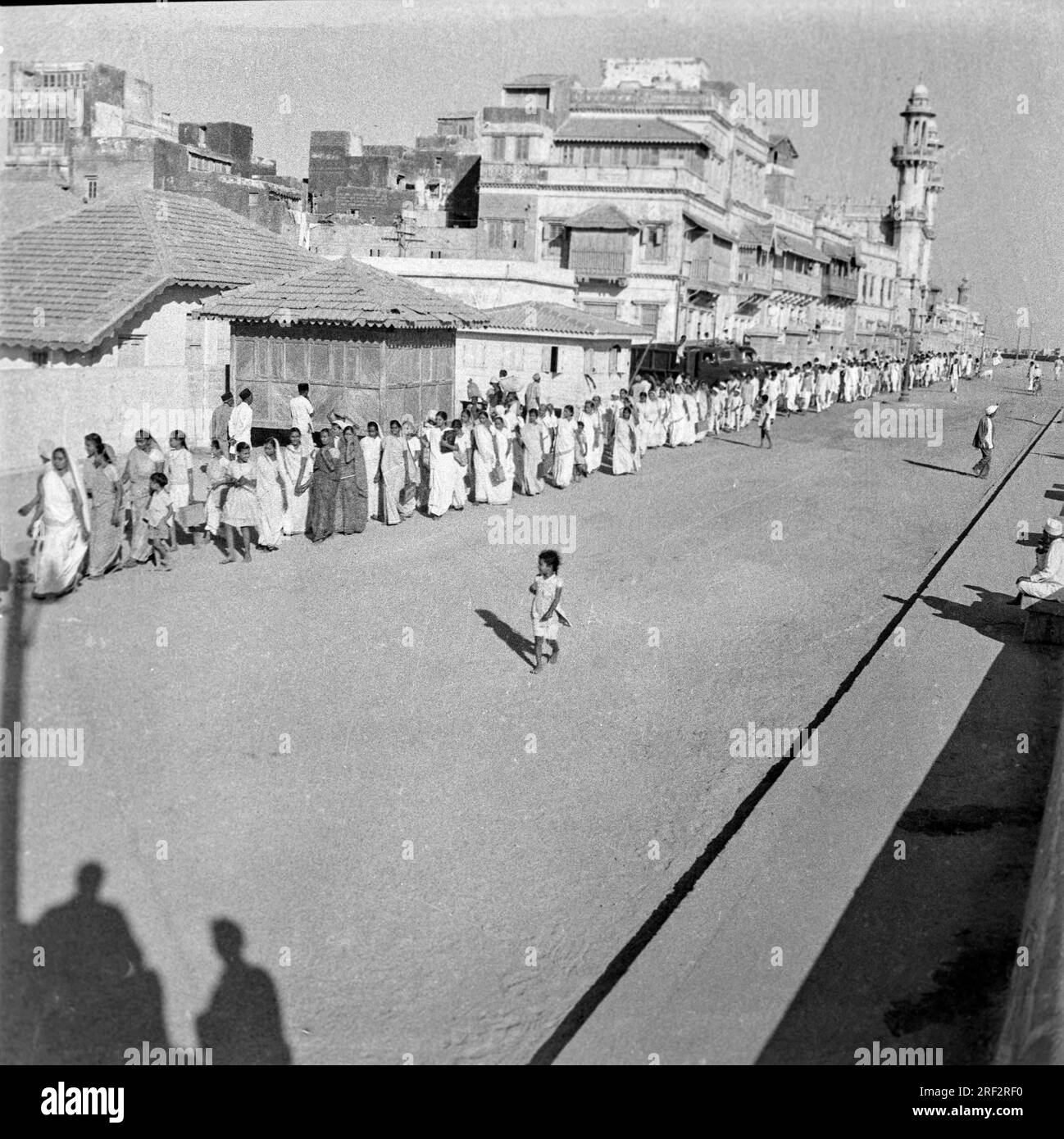 Altes Schwarzweißbild aus dem Jahr 1900er von Indianern, das nach dem Attentat auf Mahatma Gandhi in Indien 1948 in die Warteschlange gestellt wurde Stockfoto