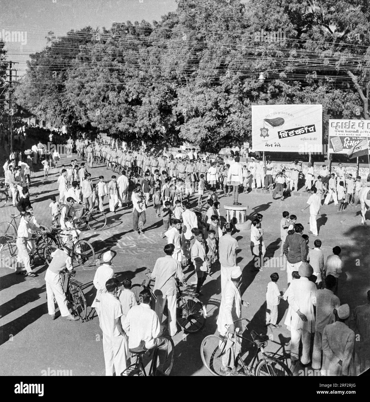 Altes, 1900er erbautes Schwarz-Weiß-Bild der Polizeiprozession Wittkop Fahrradsitz, der 1940er Rajkot Gujarat India hortet Stockfoto