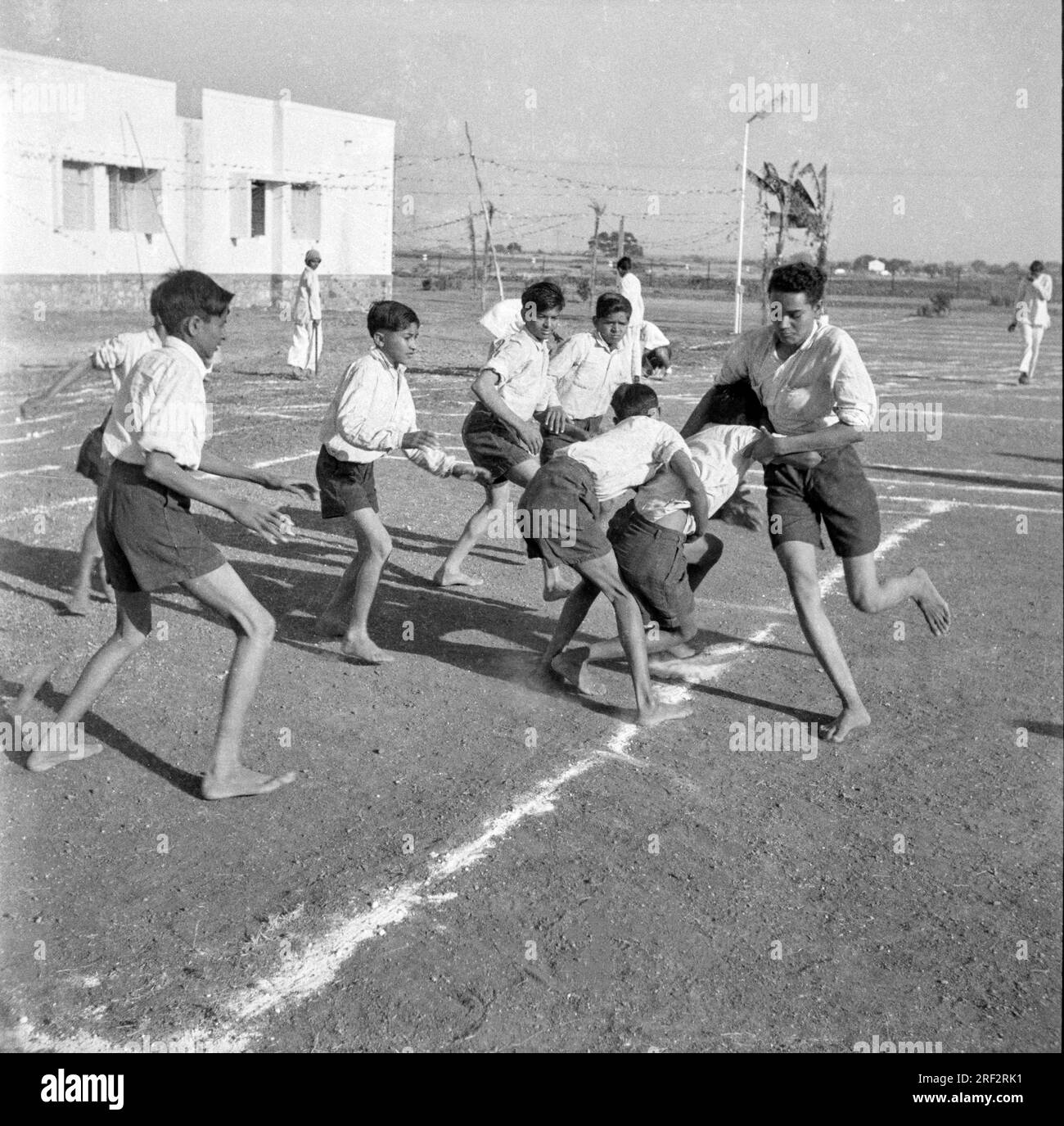 Altes schwarz-weißes 1900er-Bild indischer Schulkinder, die 1940er Kabbadi India spielen Stockfoto