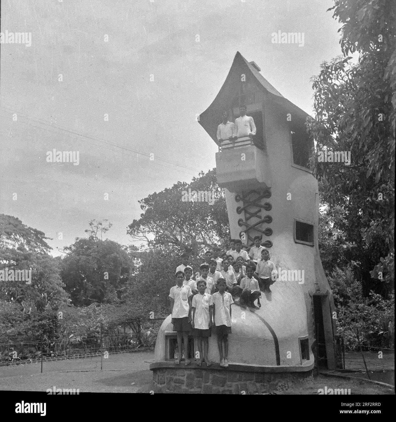 Altes, 1900er erscheinendes Schwarz-Weiß-Bild von Großmutter Shoe Boot House Riesenschuh Kamla Nehru Park Malabar Hill Mumbai Indien 1950er Stockfoto