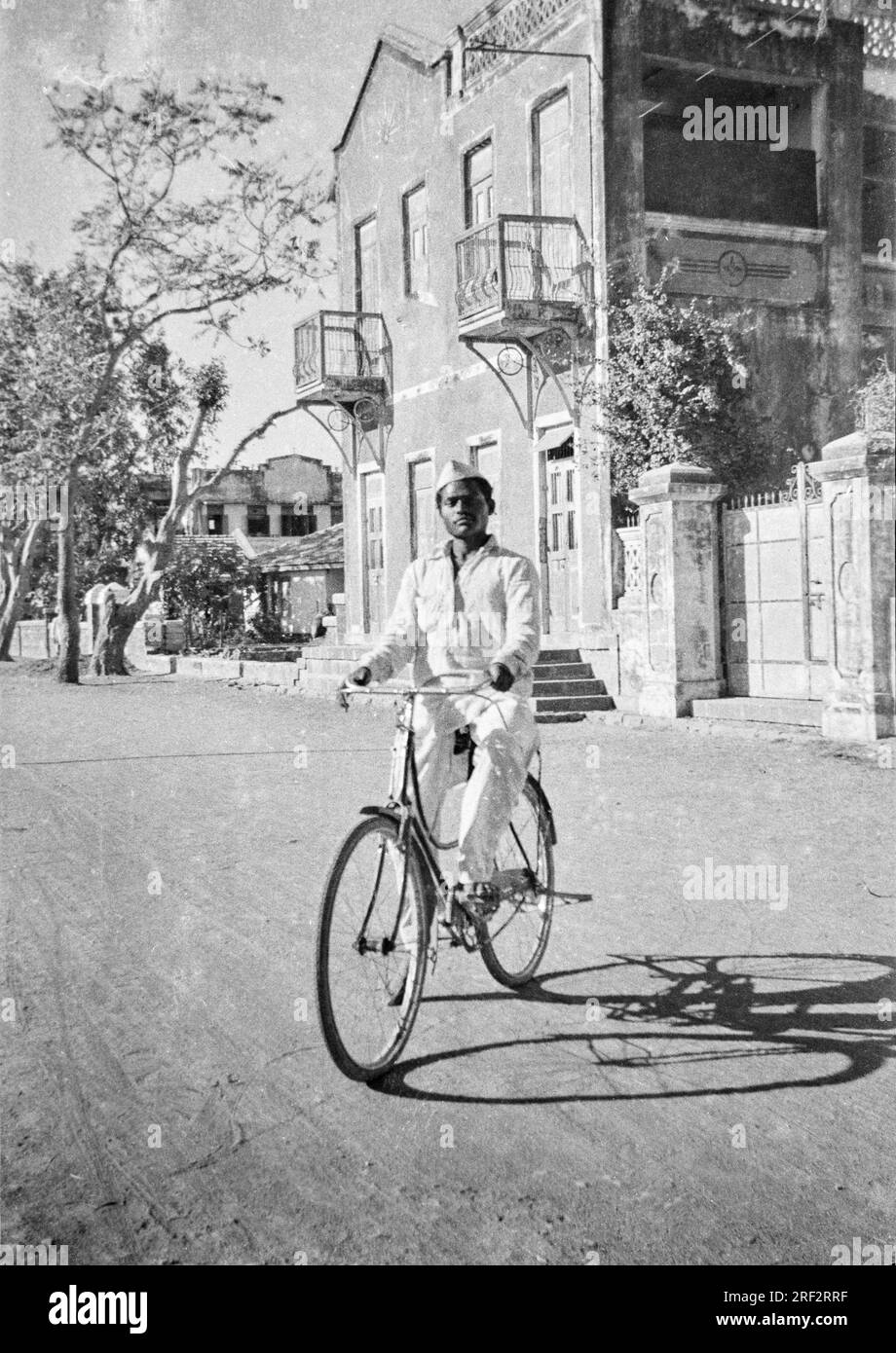Altes Vintage 1900er Jahre schwarz-weiß Bild von indischem Mann auf Fahrrad Indien 1940er Jahre indischer Zyklus Stockfoto