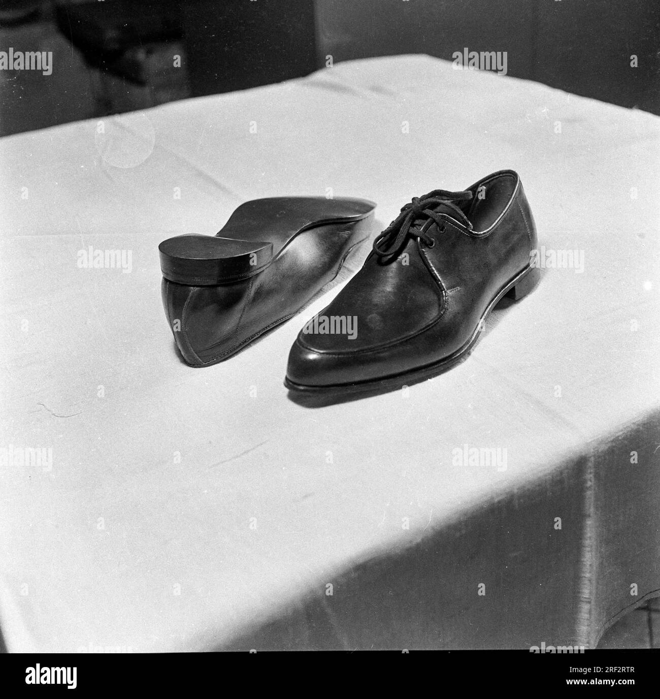 Altes Schwarz-Weiß-Bild aus dem Jahr 1900er von handgefertigten indischen Lederschuhen India 1940er Stockfoto