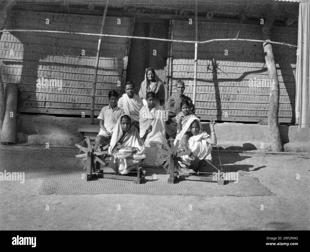 Altes schwarzweißes Bild aus dem Jahr 1900er von indischen Frauen mit sich drehenden Charkha-Rädern Gujarat India 1940er Stockfoto