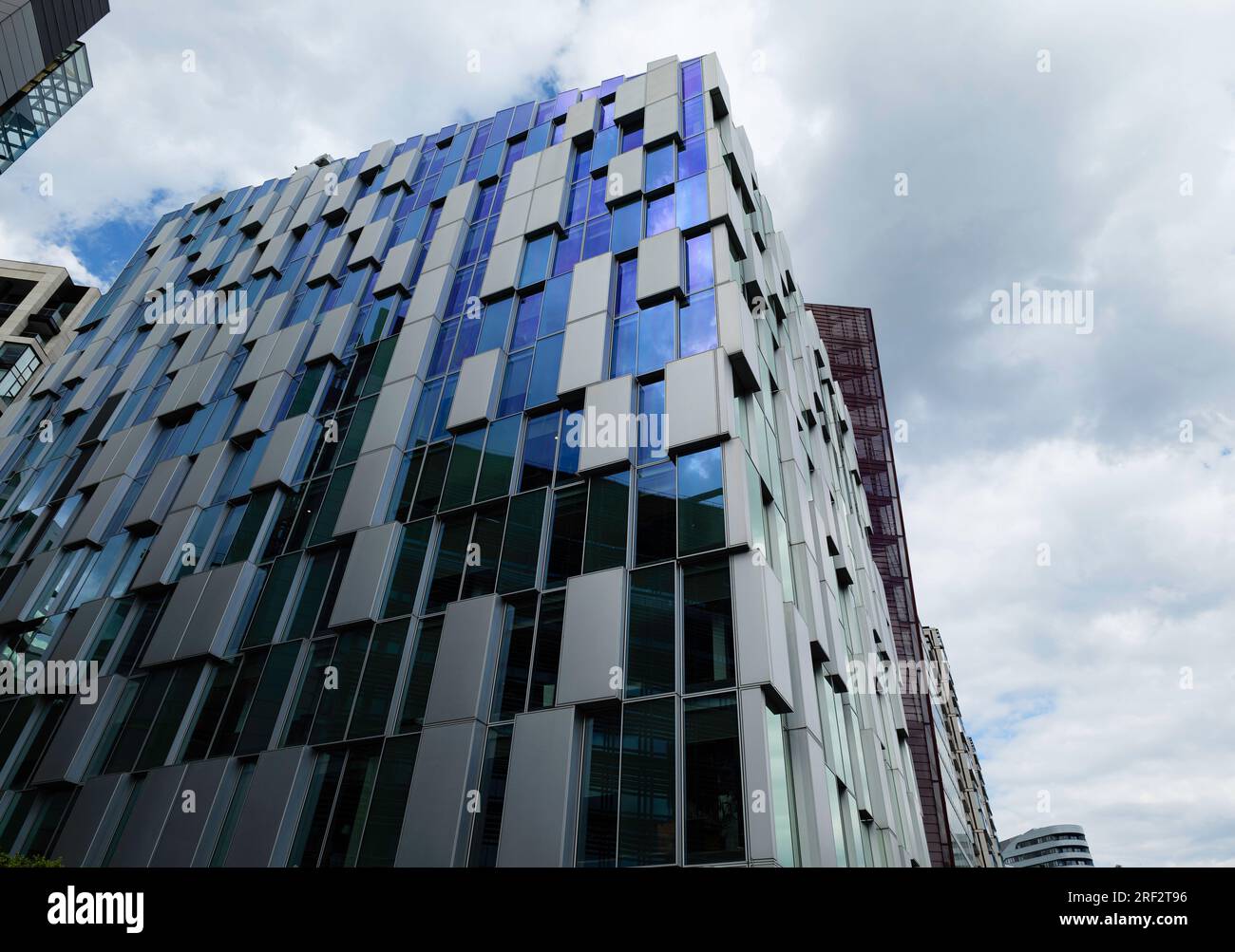London - 05 28 2022: Detail eines Gebäudes am Merchant Square in Paddington Basin Stockfoto