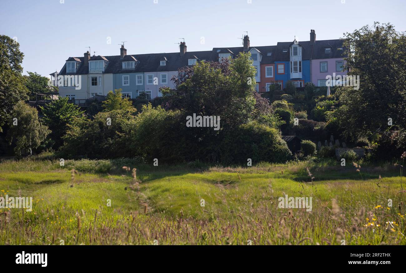 Bunte Häuser am Ufer des Flusses Aln in Alnmouth, Northumberland, Großbritannien Stockfoto