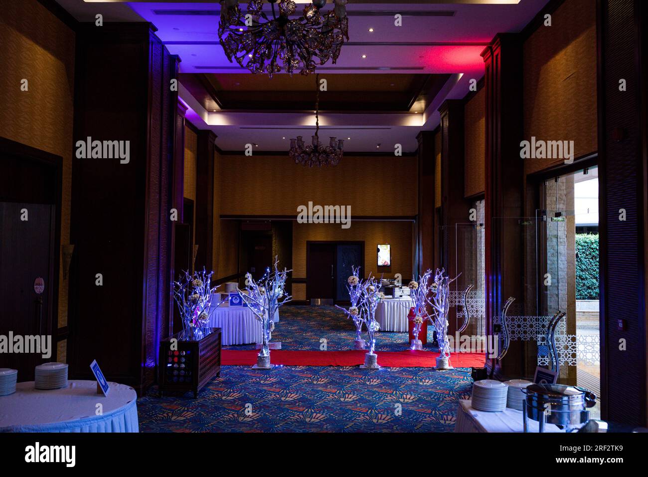 Kenianische Hochzeiten Fotografen von Antony Trivet Hochzeiten Empfang Zeremonie Dekoration Einrichtung Hochzeitsdekorationen sind wunderschön und atemberaubend im Freien Stockfoto